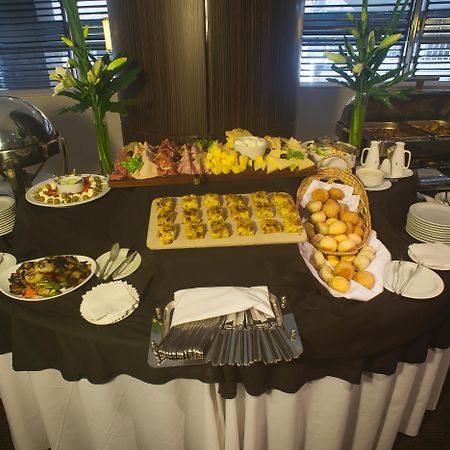 Regal Pacific Puerto Madero Hotel Buenos Aires Eksteriør billede A buffet table