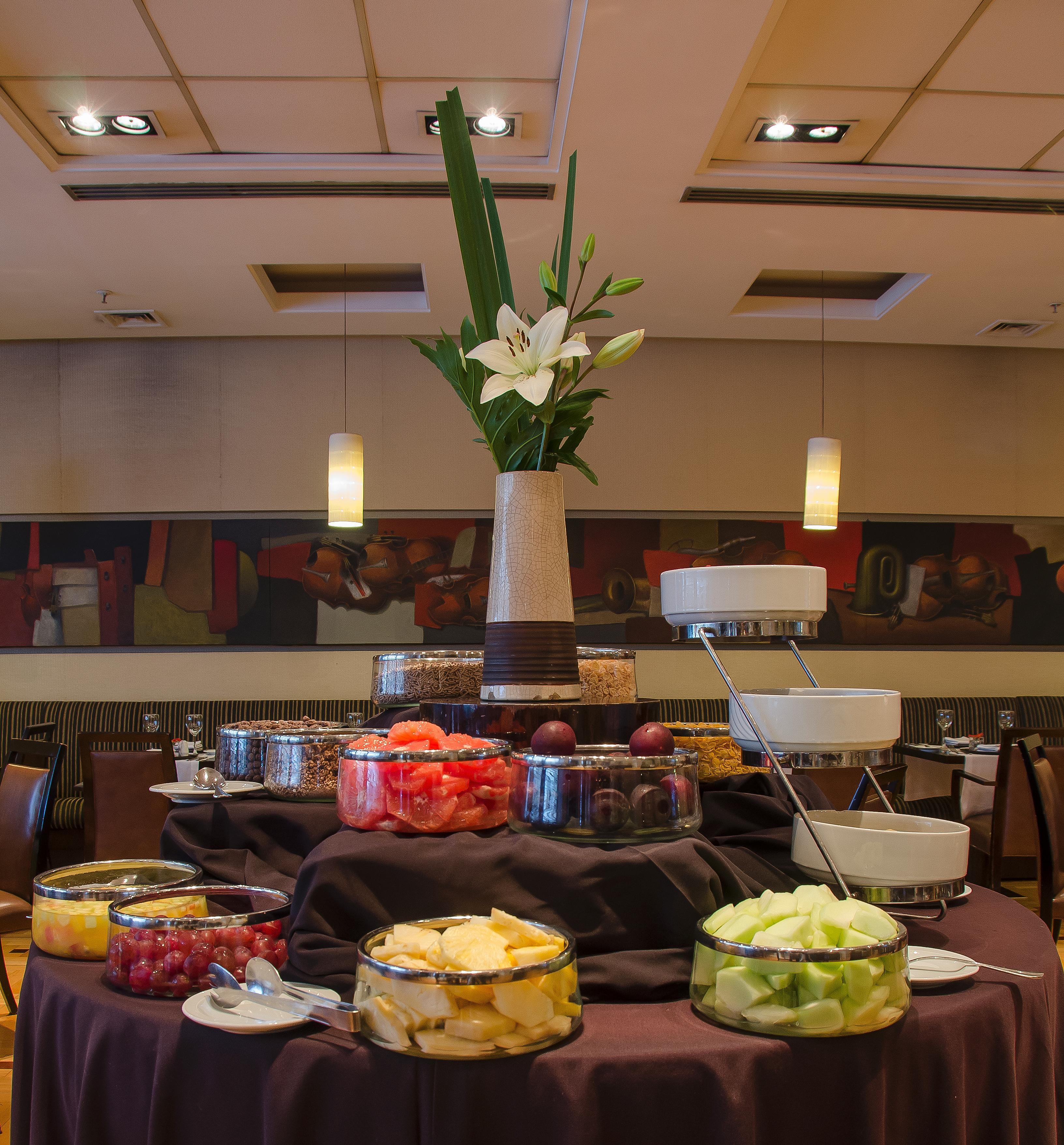 Regal Pacific Puerto Madero Hotel Buenos Aires Eksteriør billede A fruit salad buffet