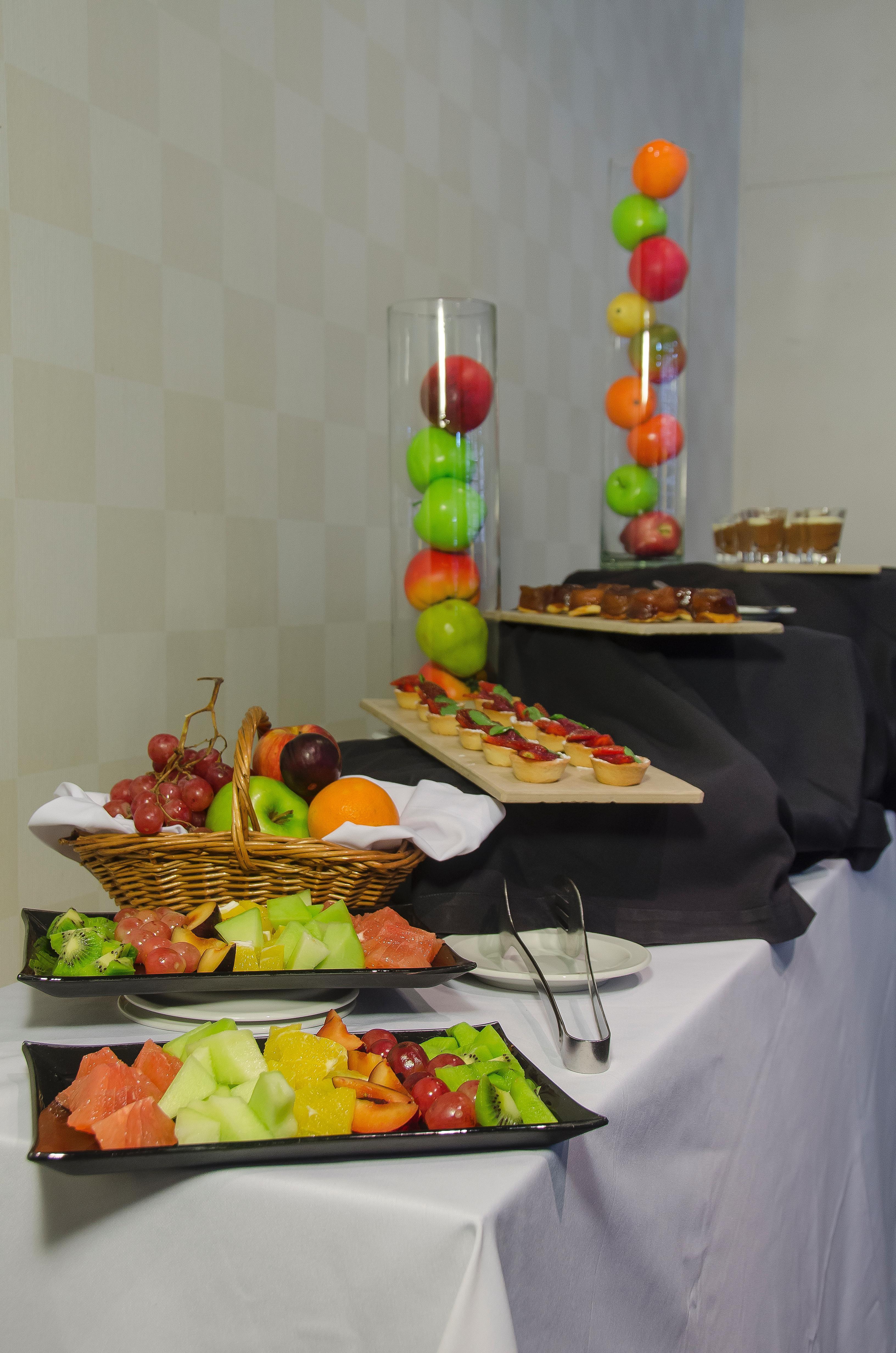 Regal Pacific Puerto Madero Hotel Buenos Aires Eksteriør billede Fruit and hors d'oeuvres at a party