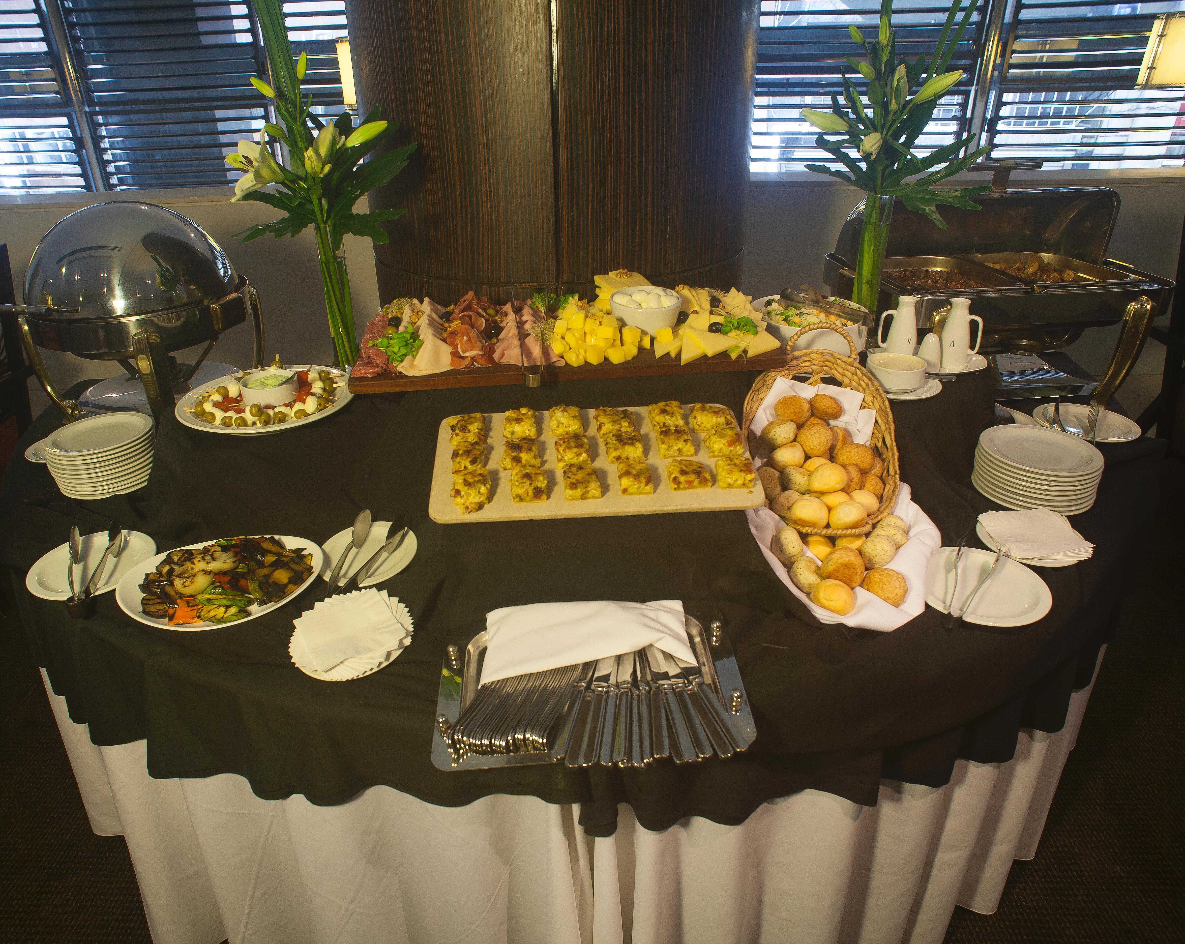 Regal Pacific Puerto Madero Hotel Buenos Aires Eksteriør billede A buffet table