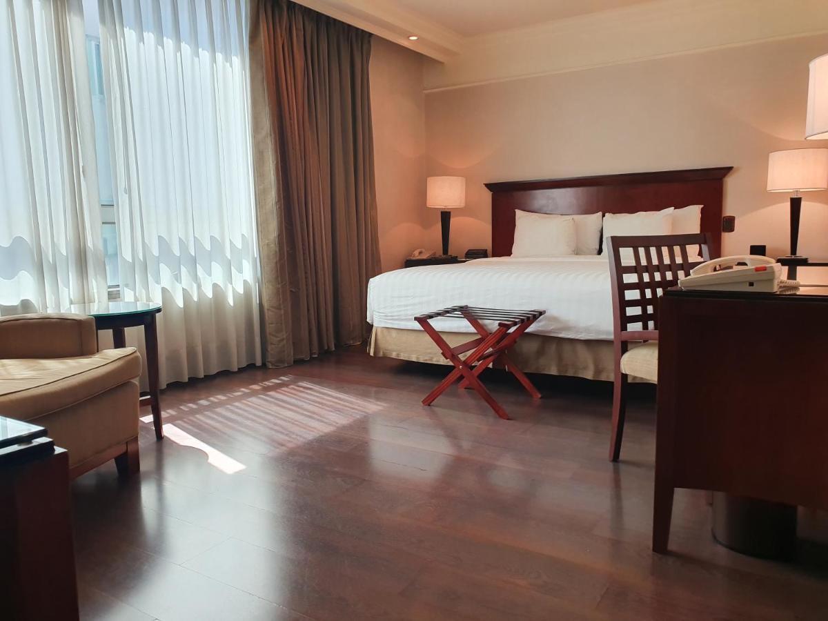 Regal Pacific Puerto Madero Hotel Buenos Aires Eksteriør billede A room at the hotel
