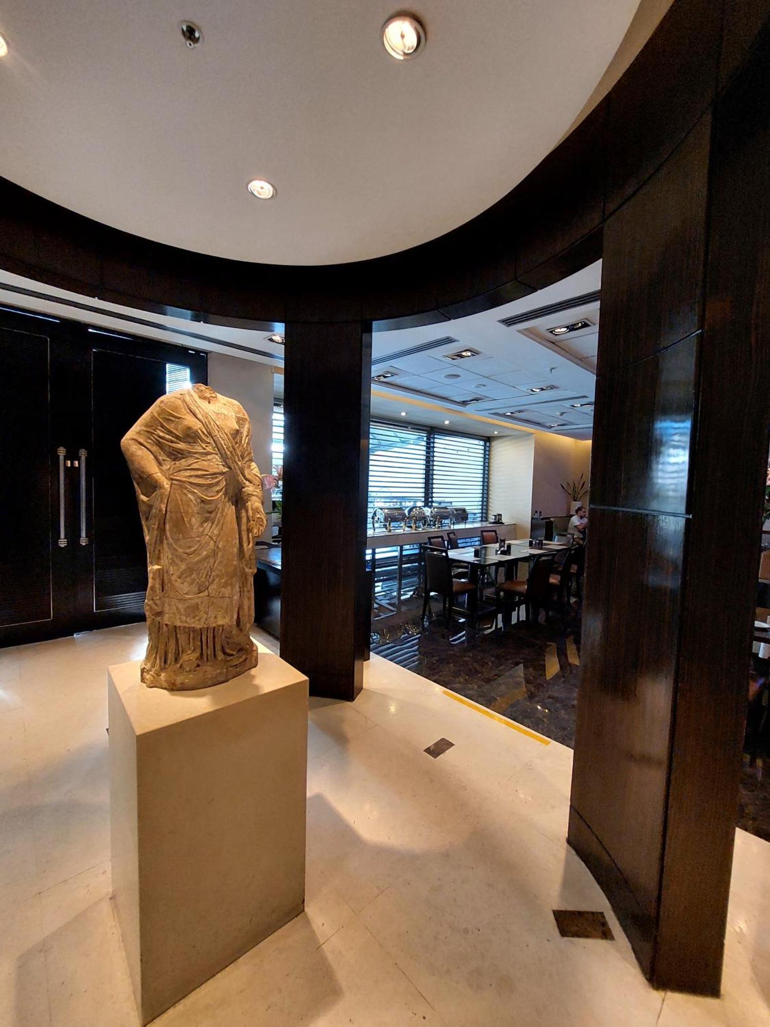 Regal Pacific Puerto Madero Hotel Buenos Aires Eksteriør billede The statue of the Lady of Galat in the lobby of the hotel