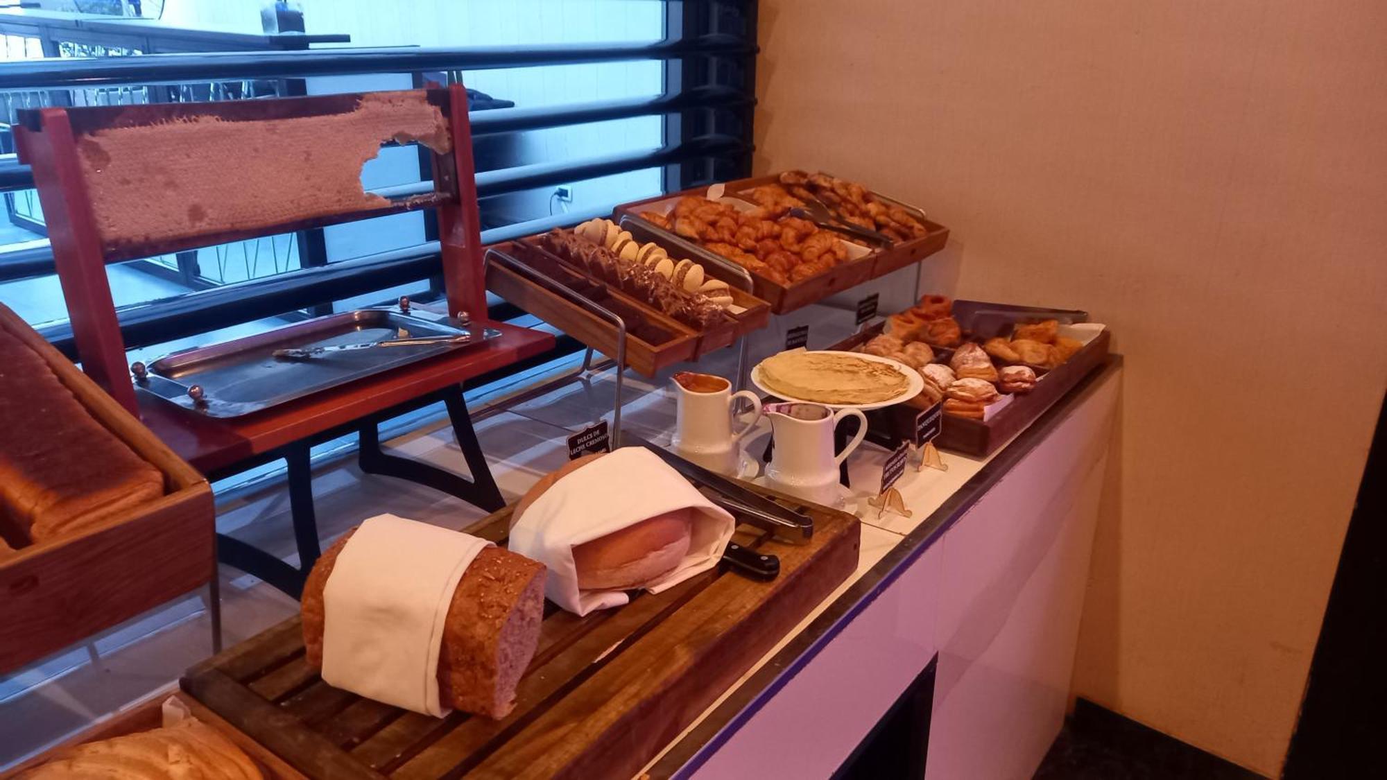 Regal Pacific Puerto Madero Hotel Buenos Aires Eksteriør billede A selection of bread and pastries at a buffet