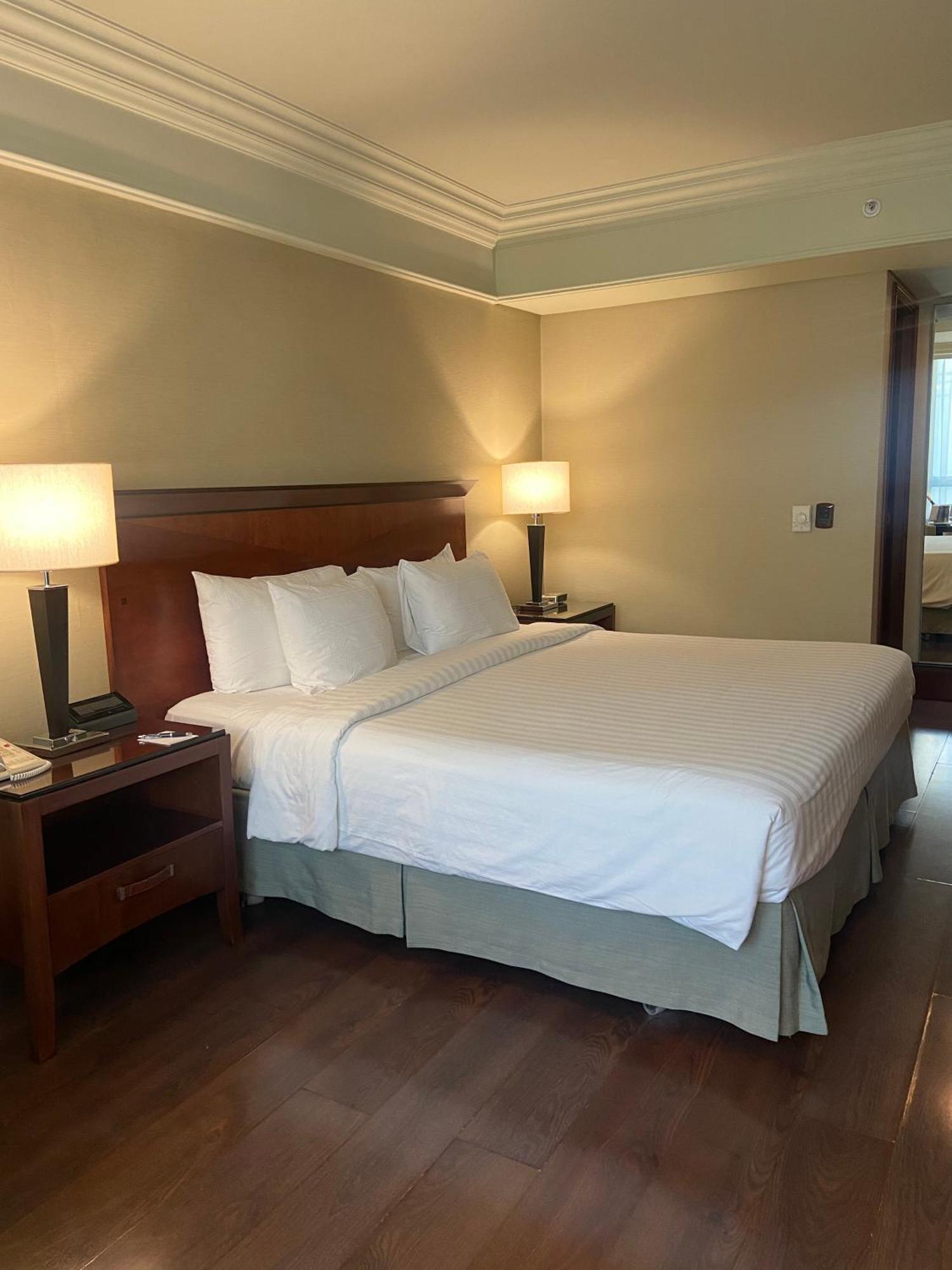 Regal Pacific Puerto Madero Hotel Buenos Aires Eksteriør billede A guest room at the Hilton Garden Inn in San Francisco, California