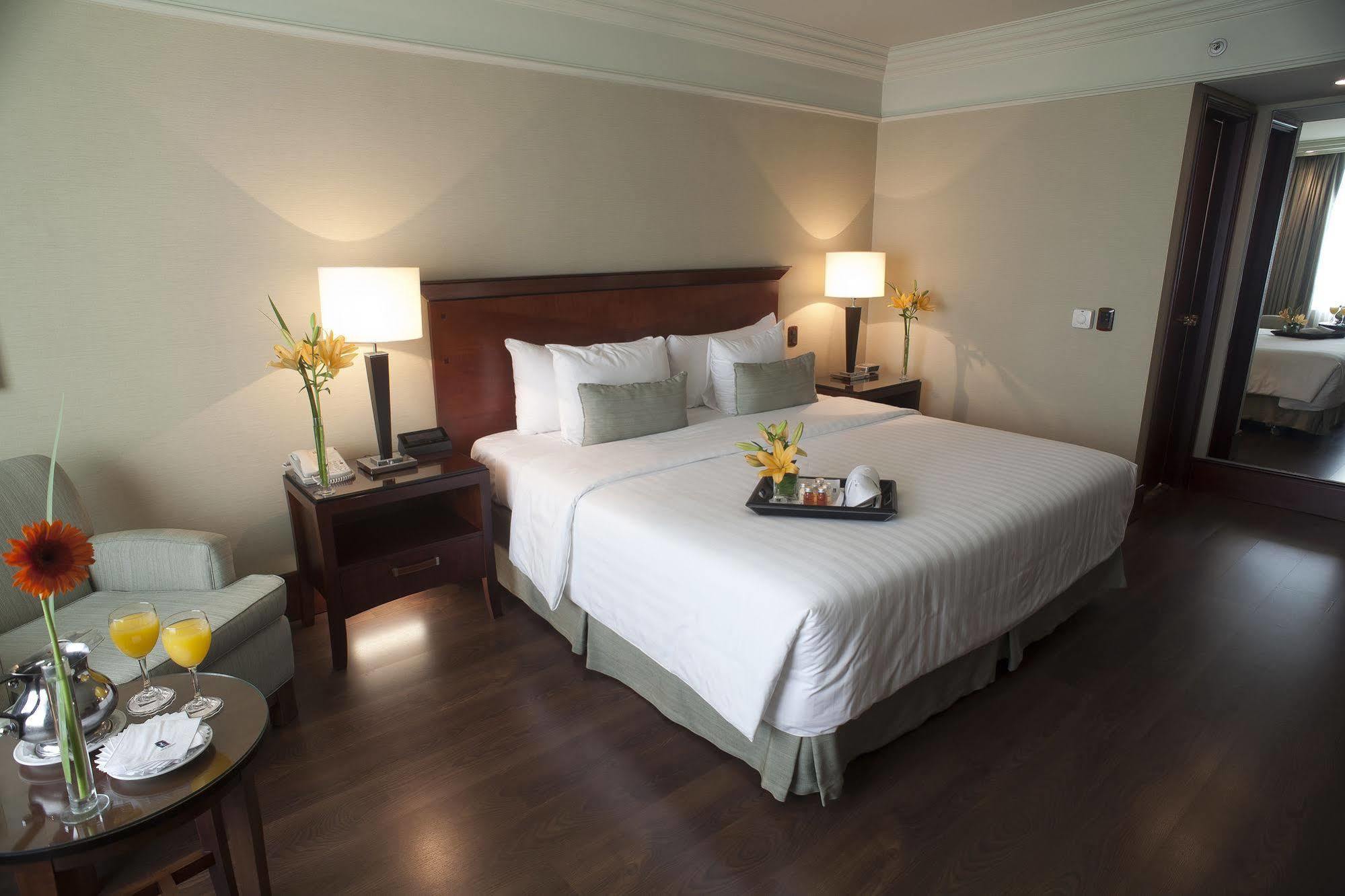 Regal Pacific Puerto Madero Hotel Buenos Aires Eksteriør billede A room at the hotel